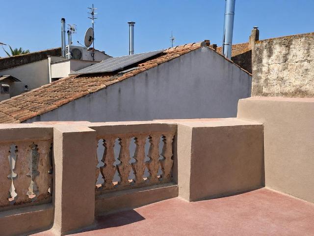 Amplia Casa de 3 Plantas para Reformar en la Galera