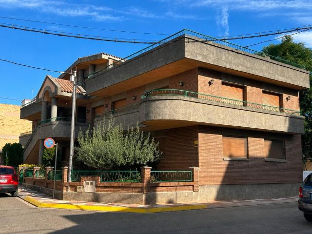 Amplia Casa de Oportunidad en Venta con Jardín y Espacios Completos