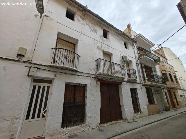 Amplia casa de pueblo