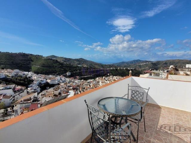 Amplia casa de pueblo situada en lo alto de las afueras del. 125m² Cómpeta