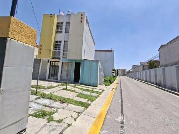Amplia casa en 3 niveles, en calle cerrada con portón eléctrico 64 m T excedente Heroes Ozumbilla