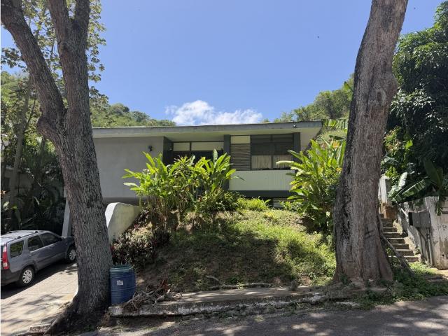 AMPLIA CASA EN VENTA URB. COLINAS DE BELLO MONTE