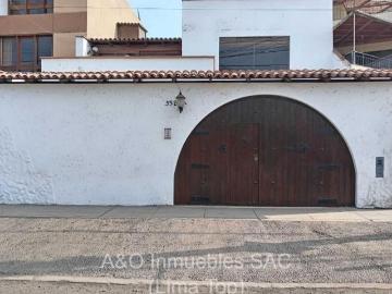 ¡Amplia casa en Venta! Urb. Santa Patricia La Molina