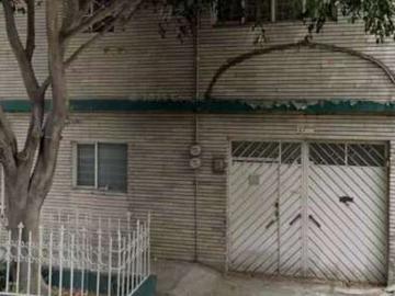 Amplia Casa en Venta con Excelente Ubicacion