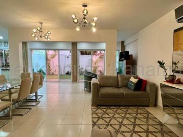 Amplia Casa en venta en Versalles