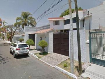 AMPLIA CASA EN VENTA EN VILLAS DE IRAPUATO!