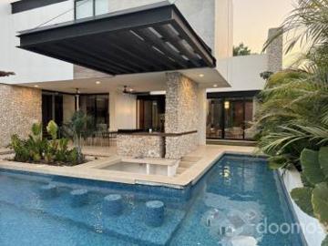 Amplia casa en venta en al Norte de Mérida Terreno de 1,538m2