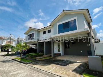 Amplia Casa en venta en Brisas Del Golf