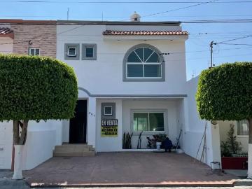 Amplia casa en venta en El Cortijo, Irapuato