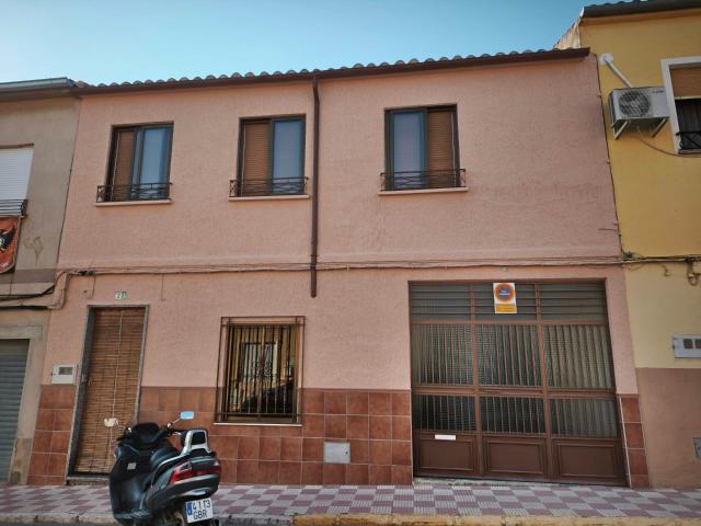 Amplia Casa en Almansa Ideal para Entrar a Vivir por €165,000