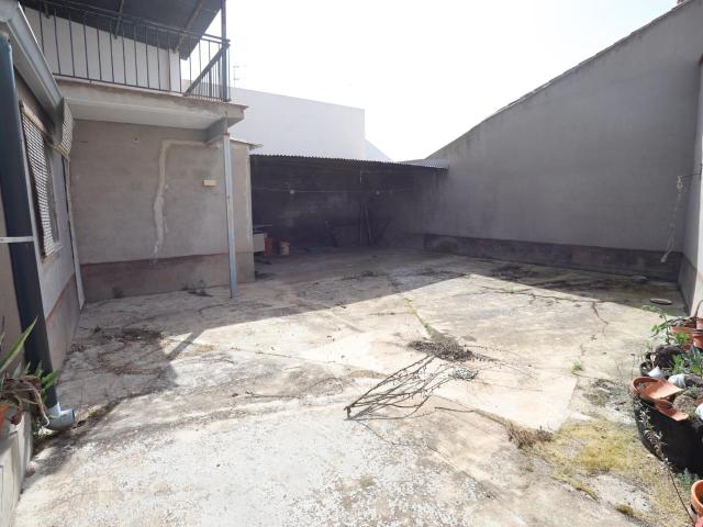 Amplia Casa en Campo de Criptana con Patio y Dos Viviendas Completas por €130,000