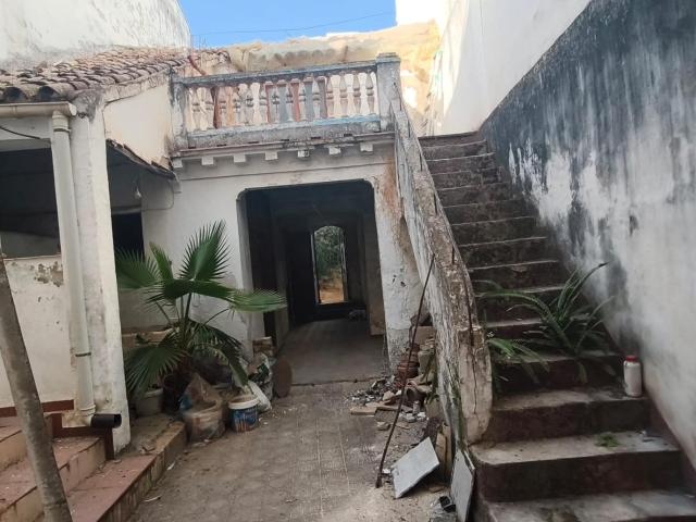 Amplia Casa en Cabra: Oportunidad de Reforma Integral por solo €94,000