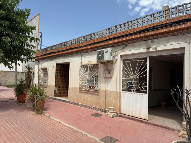 Amplia Casa en El Raal para Reformar con Patio y Garaje