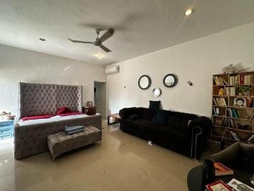 Amplia casa en esquina, con diseño exclusivo y espacios únicos