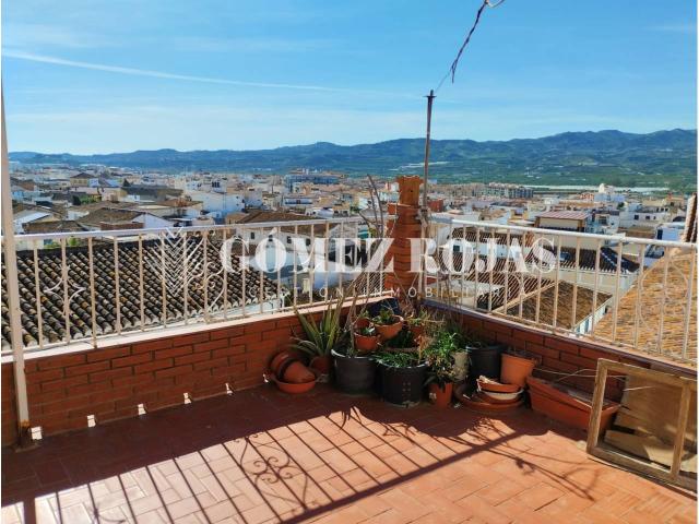 Amplia casa en esquina en el casco antiguo de Vélez Málaga