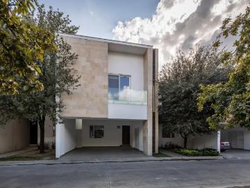 Amplia casa en fraccionamiento privado magenta en San Pedro Garza Garcia