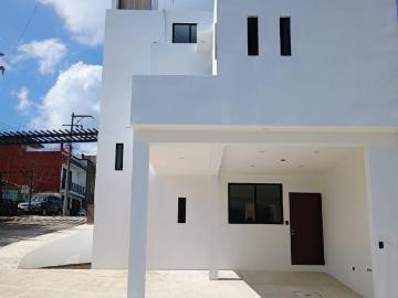 Amplia casa en Jacarandas, Fracc. Privado