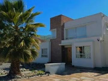 Amplia casa en santa elena | 4 Dormitorios por 463112. 00 en Colina