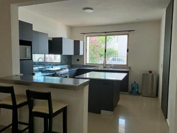 Amplia casa Fracc. Arboledas, 240m2, 4 recámaras, 4 1/2 baños, cocina equipada