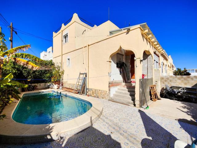 Amplia casa pareada en esquina orientada al sur con piscina. 92m² San Miguel de Salinas