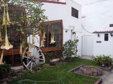 Amplia casa por remodelar. Muy cerca a la javier prado
