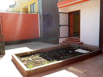 Amplia Casa Rentera de Venta A Una Cuadra De La Av Las Americas Cuenca