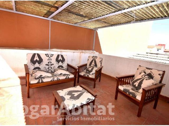 AMPLIA CASA SEMIRREFORMADA CON GRAN TERRAZA, BALCÓN Y TRASTERO