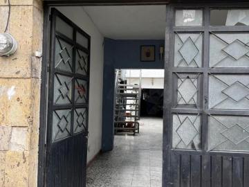 Amplia e iluminada casa en venta en la colonia Santa Teresita de Guadalajara