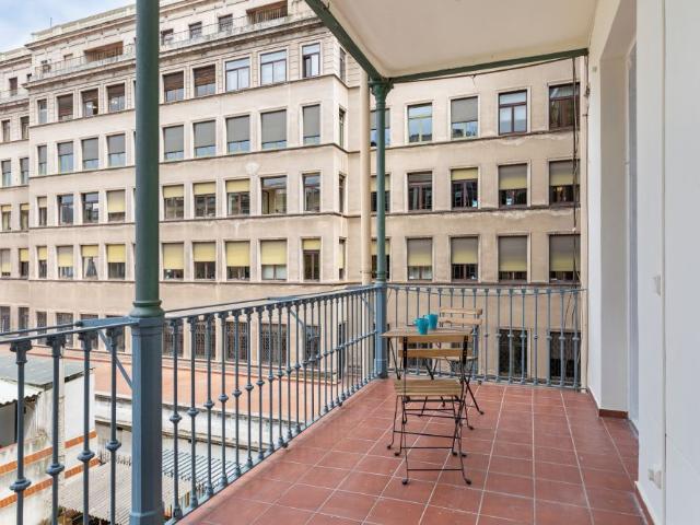 Amplia habitación amueblada en calle Balmes