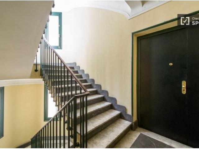 Amplia habitación con cómoda en piso compartido, Chueca