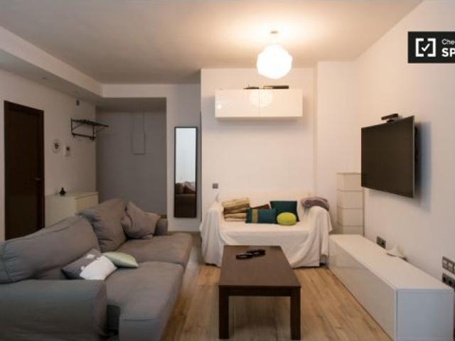 Amplia habitación con calefacción en piso de 3 habitaciones, Eixample