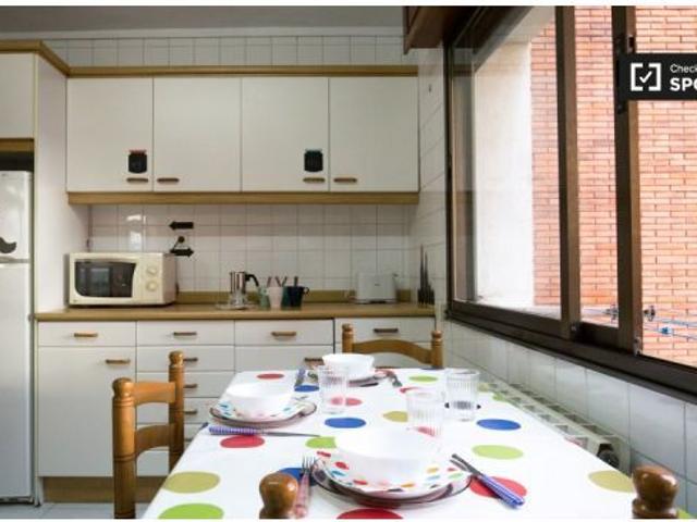 Amplia habitación con calefacción en un apartamento de 3 dormitorios, Uribarri