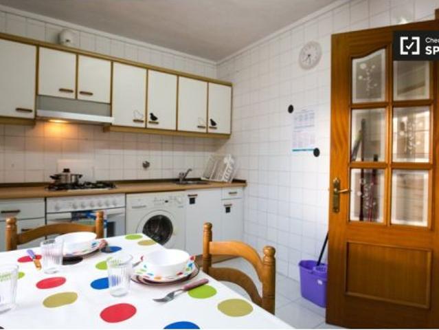 Amplia habitación con calefacción en un apartamento de 3 dormitorios, Uribarri