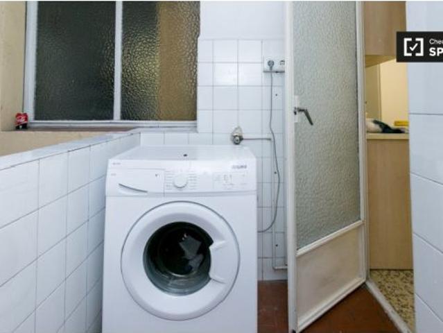 Amplia habitación con cama doble en alquiler en Centro