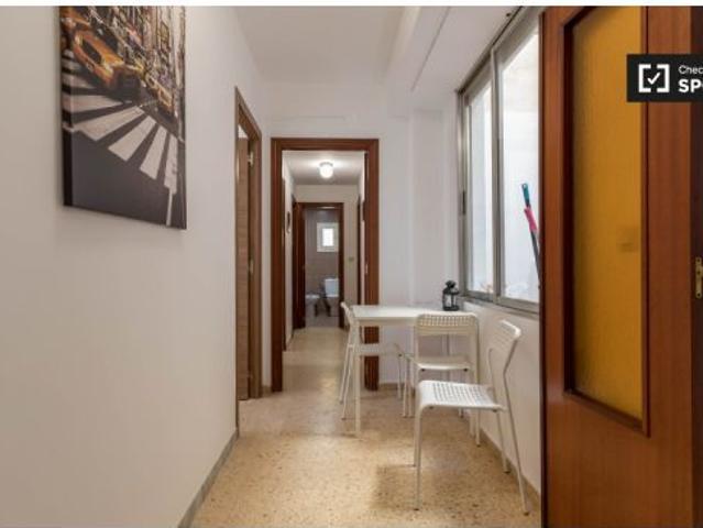 Amplia habitación con cama doble en alquiler en Ciutat Vella