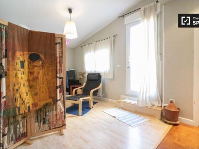 Amplia habitación con cama matrimonial en alquiler en Chueca
