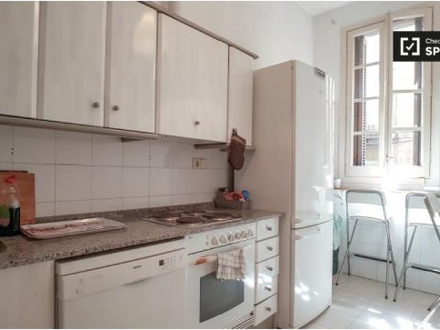 Amplia habitación con balcón en alquiler en un apartamento de 4 dormitorios en El Raval