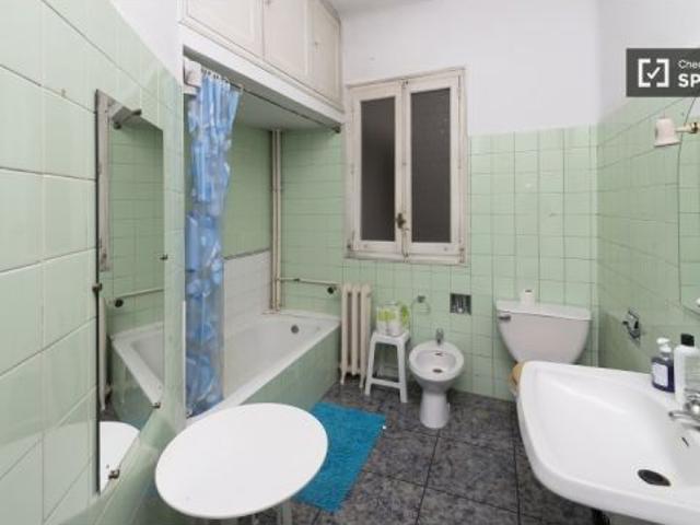 Amplia habitación con estantería en piso compartido, Chamberí