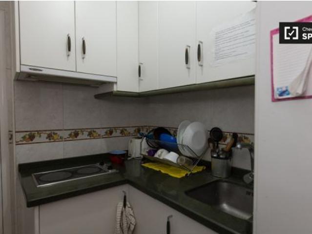 Amplia habitación con estantería en piso compartido, Los Pajaritos