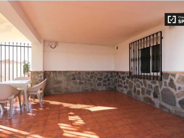 Amplia habitación con estanterías en apartamento de 3 dormitorios, San Ildefonso