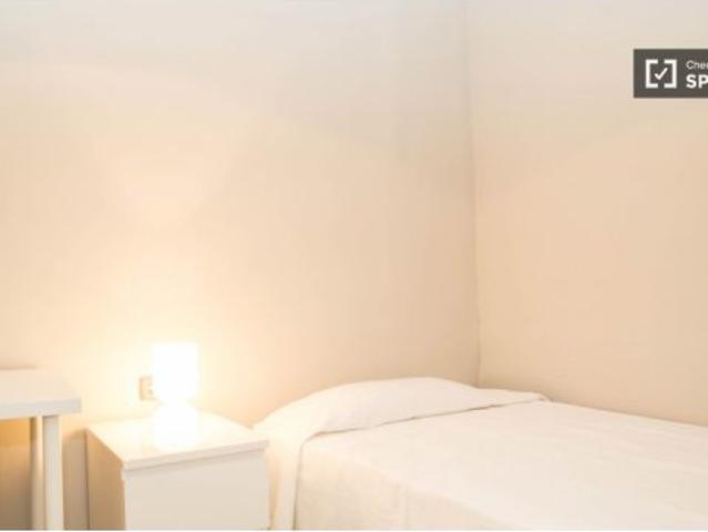 Amplia habitación con escritorio en apartamento de 4 habitaciones, El Raval