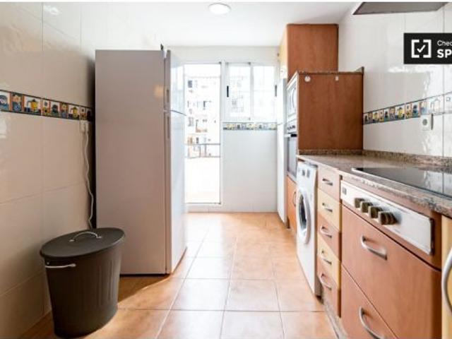 Amplia habitación con escritorio en el apartamento de 6 dormitorios, Extramurs