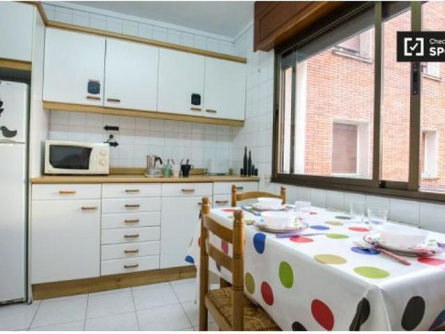 Amplia habitación con parejas permitidas en apartamentos de 3 habitaciones, Uribarri
