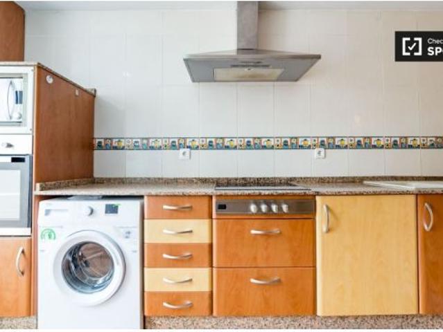 Amplia habitación con ventana con vista a la calle en un apartamento de 6 dormitorios, Extramurs