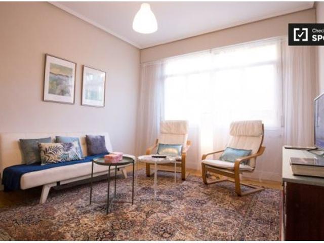 Amplia habitación con ventana con vista a la calle en un apartamento de 3 dormitorios, Uribarri