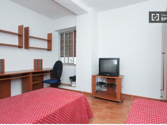Amplia habitación con ventana con vista a la calle en piso compartido, Granada City Center