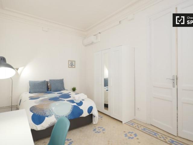 Amplia habitación de 9 habitaciones apartamento Eixample Barcelona