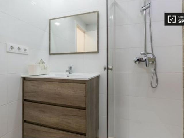 Amplia habitación en un apartamento de 4 dormitorios en Benimaclet