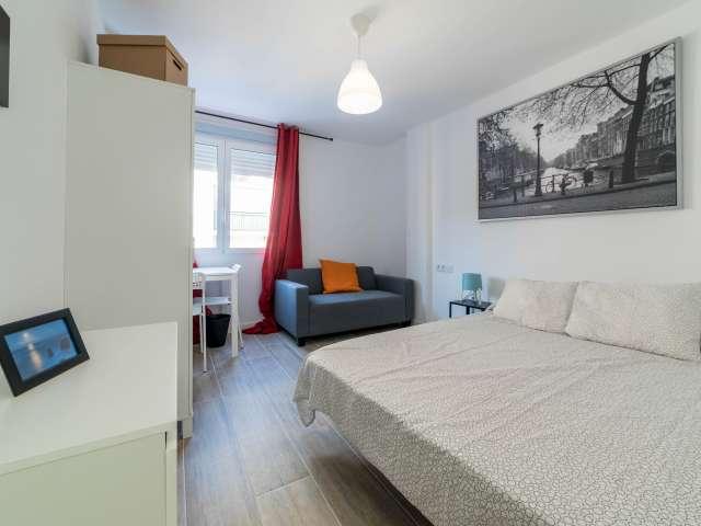 Amplia habitación en un apartamento de 4 dormitorios en Benimaclet, Valencia