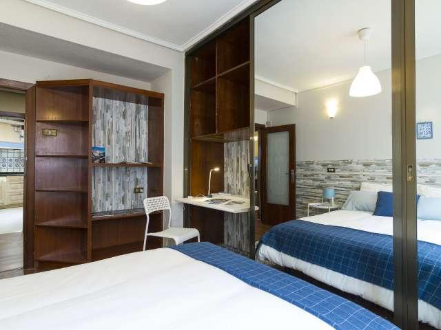 Amplia habitación en un apartamento de 4 dormitorios en Ibaiondo, Bilbao